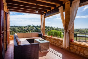 Property grounds - Villa 'Maria' with Mountain View, Wi-Fi and Air Conditioning (Manacor)