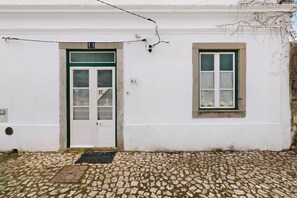 Exterior detail - Holiday Home 'Casa Da Praia' with Private Terrace, Balcony and Wi-Fi (Alcochete)