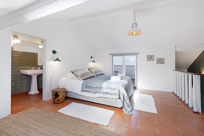 2 bedrooms, free WiFi, bed sheets - Holiday Home 'Casa Da Praia' with Private Terrace, Balcony and Wi-Fi (Alcochete)