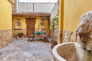 Outdoor dining - Vacation Home "Caldereros 11" with Private Terrace, A/C & Wi-Fi (Úbeda)