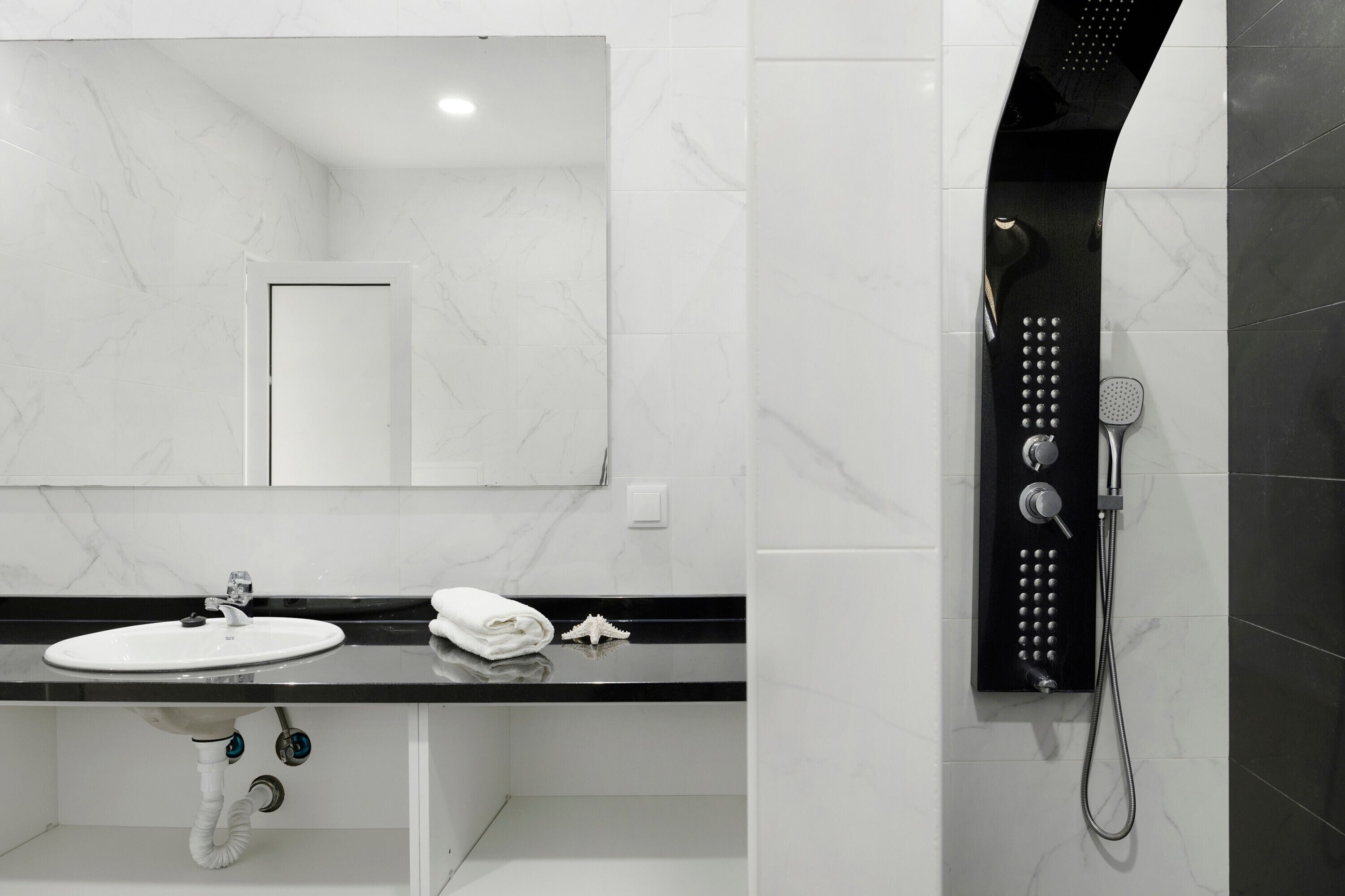 Shower, hair dryer, towels