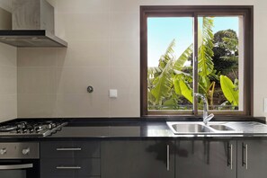 Fridge, microwave, oven, stovetop - Holiday Home "Casa T2" with Sea View, Private Terrace & Wi-Fi (Gaula)