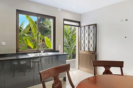 内装. Holiday Home "Casa T2" with Sea View, Private Terrace & Wi-Fi