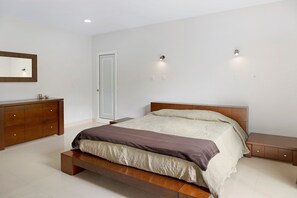 A bedroom with a bed, a dresser, a bench, and a mirror. - Holiday Home "Casa T2" with Sea View, Private Terrace & Wi-Fi (Gaula)