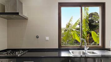 Køleskab, mikrobølgeovn, ovn, kogeplade