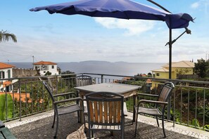 Outdoor dining - Holiday Home "Casa T2" with Sea View, Private Terrace & Wi-Fi (Gaula)