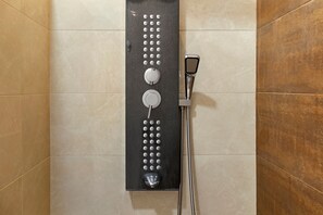 Shower, hair dryer, towels - Holiday Home "Casa T2" with Sea View, Private Terrace & Wi-Fi (Gaula)