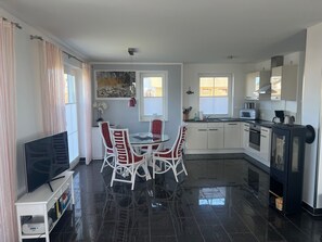Fridge, microwave, oven, stovetop - 5 star vacation apartment according to DTV - pure luxury only 200m from the beach - WLAN free of charge (Dranske)