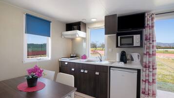 Réfrigérateur, four à micro-ondes, surface de cuisson, cafetière-théière