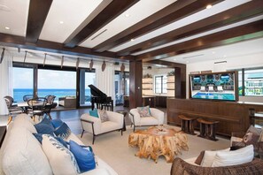 Televisor intel·ligent, taula de tennis de taula i estèreo 