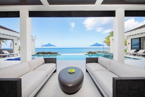 Piscine à débordement