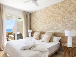 4 bedrooms, iron/ironing board, travel cot, Internet