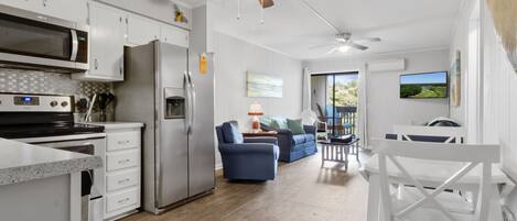 Frigorífico, microondas, horno y placa de cocina