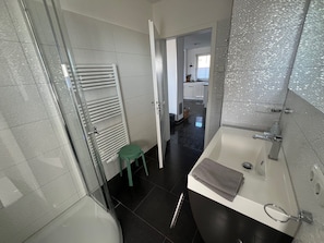 Dusche, Haartrockner, Handtücher, Seife