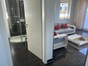 Shower, hair dryer, towels, soap - 5 star hotel according to DTV - pure luxury, only 200m from the beach - WLAN free of charge (Dranske)