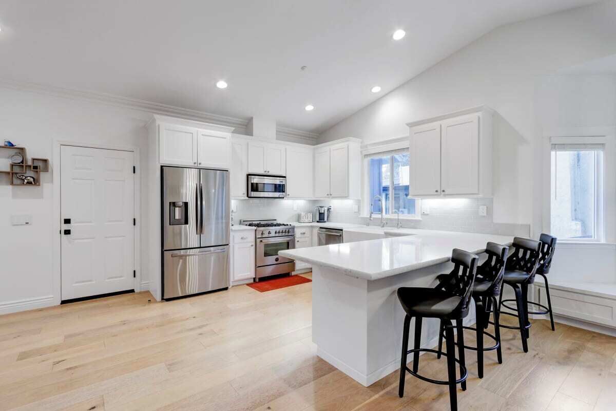 冷蔵庫、電子レンジ、オーブン、コンロ