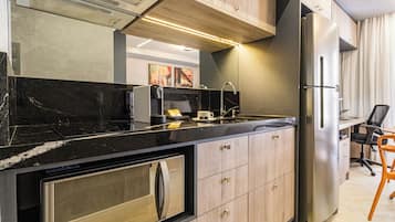 Studio Casal | Private kitchen | Full-sized fridge, microwave, stovetop, cookware/dishes/utensils