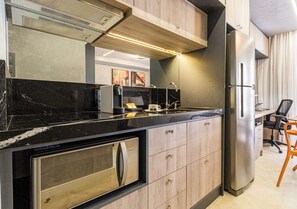 Refrigerador con freezer, microondas, placa de cocina