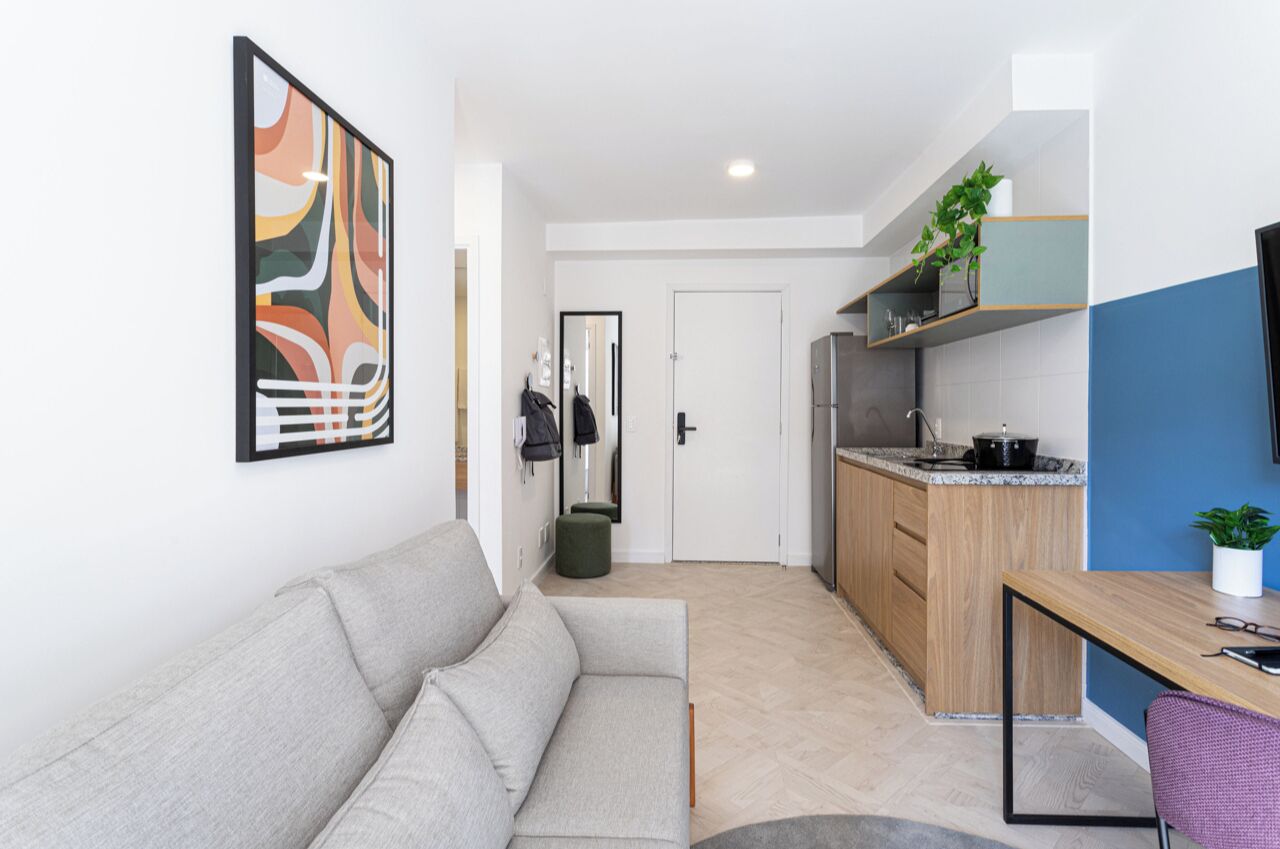Un appartement moderne comprenant un salon, une kitchenette et un coin repas.