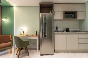 Studio Casal | Cozinha privada | Geladeira grande, micro-ondas, cooktop