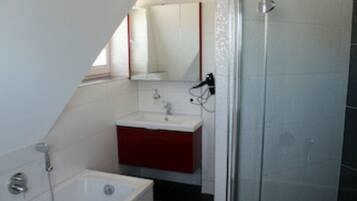 Dusche, Haartrockner, Handtücher, Seife