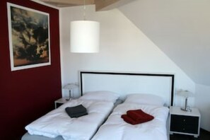 3 室のベッドルーム、セーフティボックス (室内)、アイロン / アイロン台、旅行用ベビーベッド