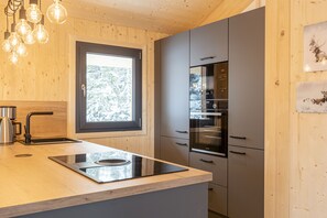 Fridge, microwave, oven, dishwasher - Superior Chalet with whirlpool bath (Turrach)