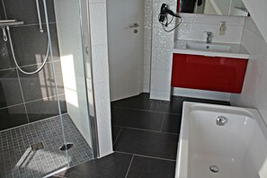 Shower, hair dryer, towels, soap - 5 star hotel according to DTV - pure luxury, only 200m from the beach - WLAN free of charge (Dranske)