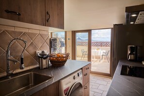 Refrigerador, microondas, cafetera de espresso y cafetera y tetera 
