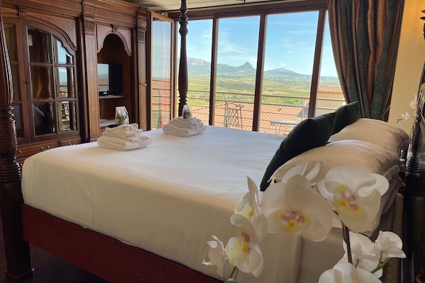 Romantische kamer | Luxe beddengoed, pillowtop-bedden, een laptopwerkplek