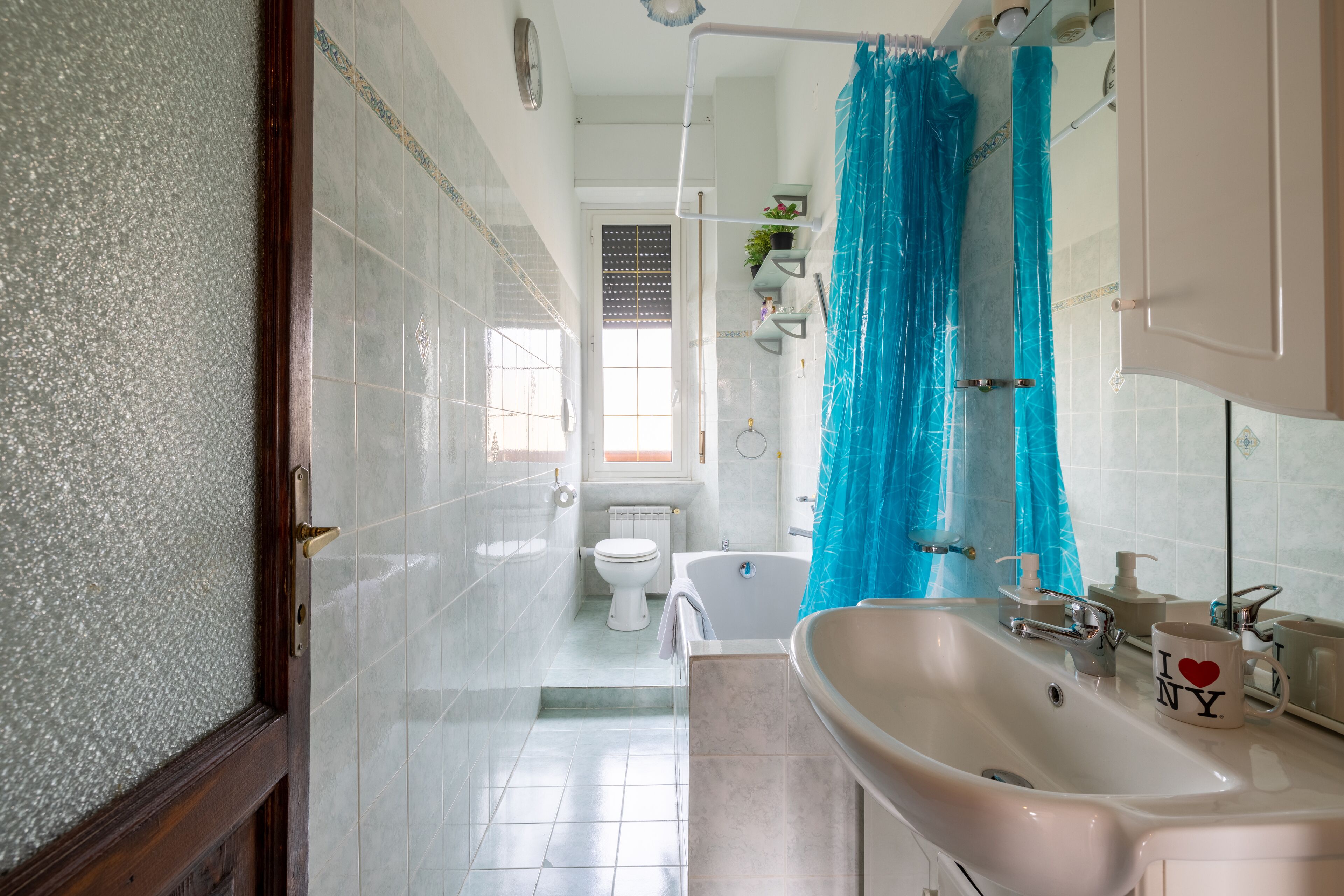 Regadera, secadora de cabello, bidet, toallas 