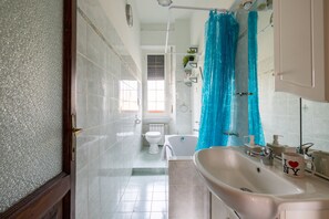 Dusj, hårføner, bidé og håndklær