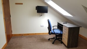 Escritorio, espacio para trabajar con laptop y wifi gratis 