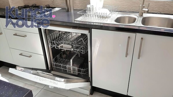 Fridge, microwave, oven, stovetop - Kunda House Bournbrook (Birmingham)