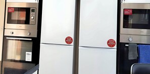 Fridge, microwave, oven, stovetop - Kunda House Bournbrook (Birmingham)