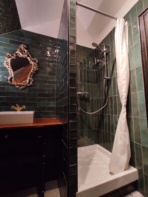 Toallas, jabón, shampoo, papel de baño 
