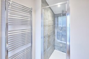 Dusj, hårføner, håndklær og såpe