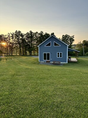 Exterior - modern and bright cabin, beautiful views. close to skiing (Cambridge)