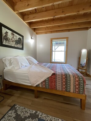 2 bedrooms, desk, iron/ironing board, travel cot - modern and bright cabin, beautiful views. close to skiing (Cambridge)