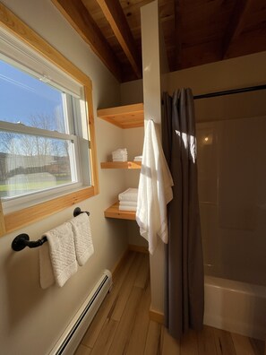 Hair dryer, towels, soap, shampoo - modern and bright cabin, beautiful views. close to skiing (Cambridge)