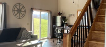 modern and bright cabin, beautiful views. close to skiing