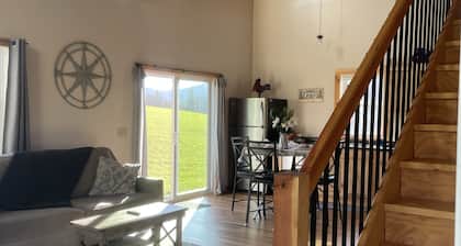 modern and bright cabin, beautiful views. close to skiing