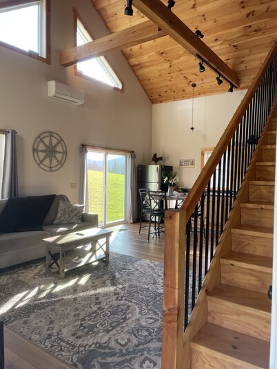 modern and bright cabin, beautiful views. close to skiing