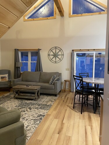 modern and bright cabin, beautiful views. close to skiing