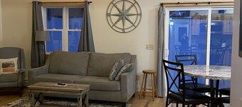 modern and bright cabin, beautiful views. close to skiing