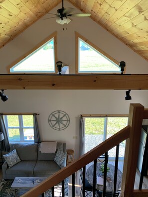 Smart TV - modern and bright cabin, beautiful views. close to skiing (Cambridge)