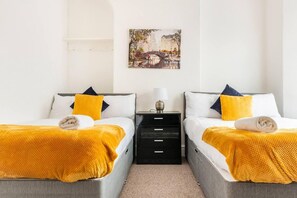 4 bedrooms, iron/ironing board, free WiFi, bed sheets - Immaculate 4-bed House Near Anfield and Goodison (Bootle)