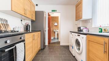 House | Dapur peribadi | Peti sejuk, ketuhar gelombang mikro, ketuhar, dapur