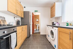 House | Private kitchen | Fridge, microwave, oven, stovetop - Immaculate 4-bed House Near Anfield and Goodison (Bootle)