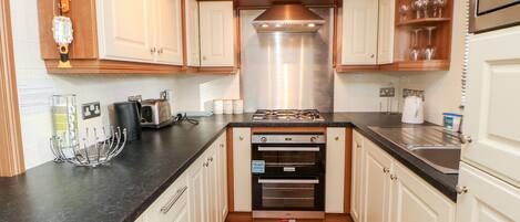 Refrigerador, tetera/pava eléctrica, tostadora, utensilios de cocina